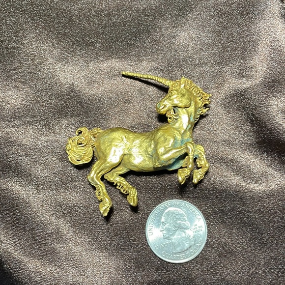 MMA Gold plated Unicorn Pendant BroochVintage Metropolitan Museum of the Arts - Picture 3 of 7